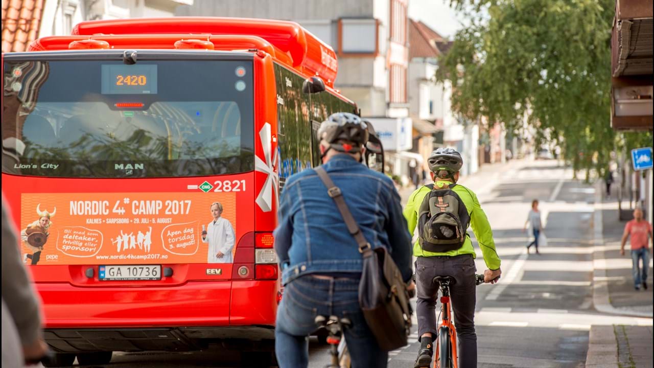 BEDRE BYLIV: Hvis de som har mulighet til det enten går, sykler eller reiser kollektivt til jobb, blir det bedre luft, mindre støy og færre køer i rushen.