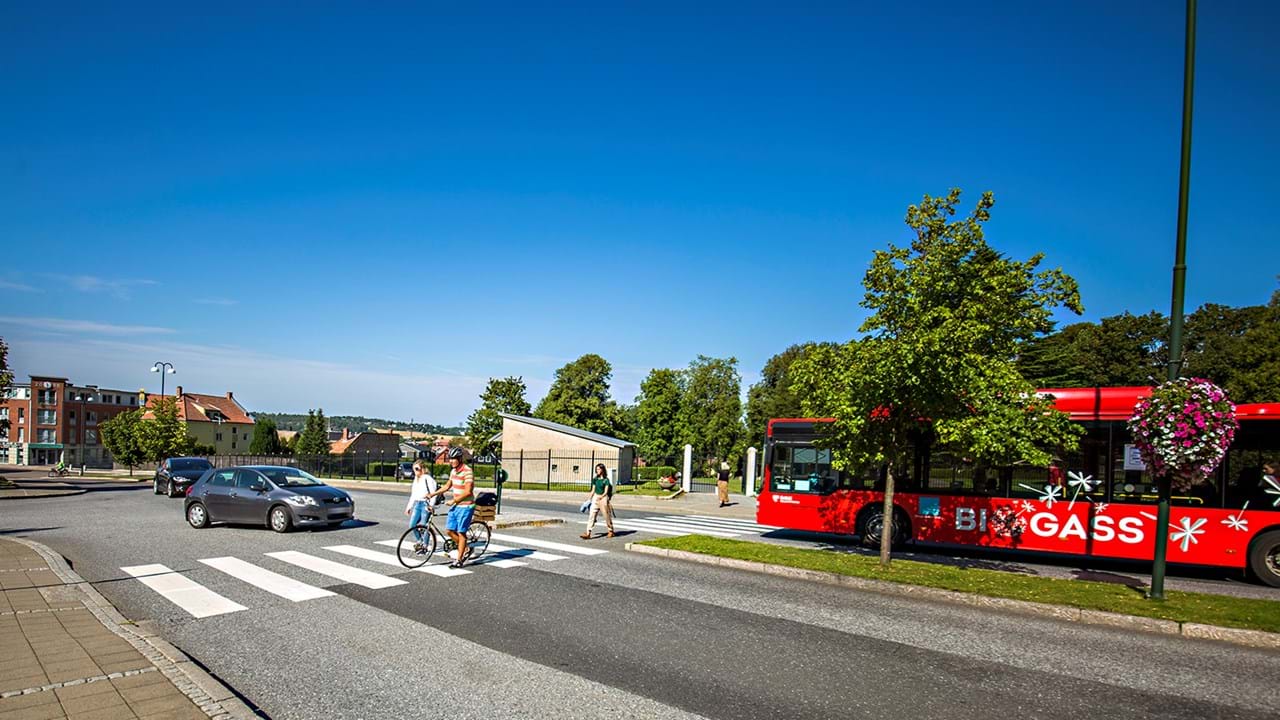 BEDRE BYLIV: Hvis de som har mulighet til det enten går, sykler eller reiser kollektivt til jobb, blir det bedre luft, mindre støy og færre køer i rushen. Foto: Trine Sirnes