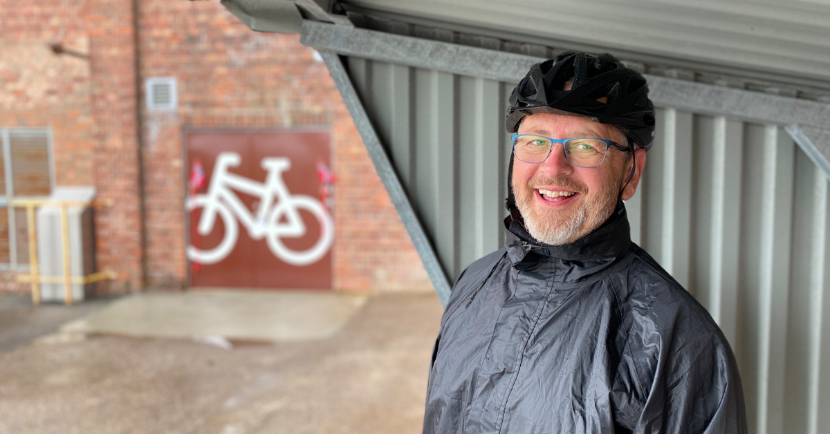 INNE ELLER UTE? Hans Petter Jamissen gleder seg til å bytte ut det gamle sykkelskuret med den nye innendørs sykkelparkeringen.
