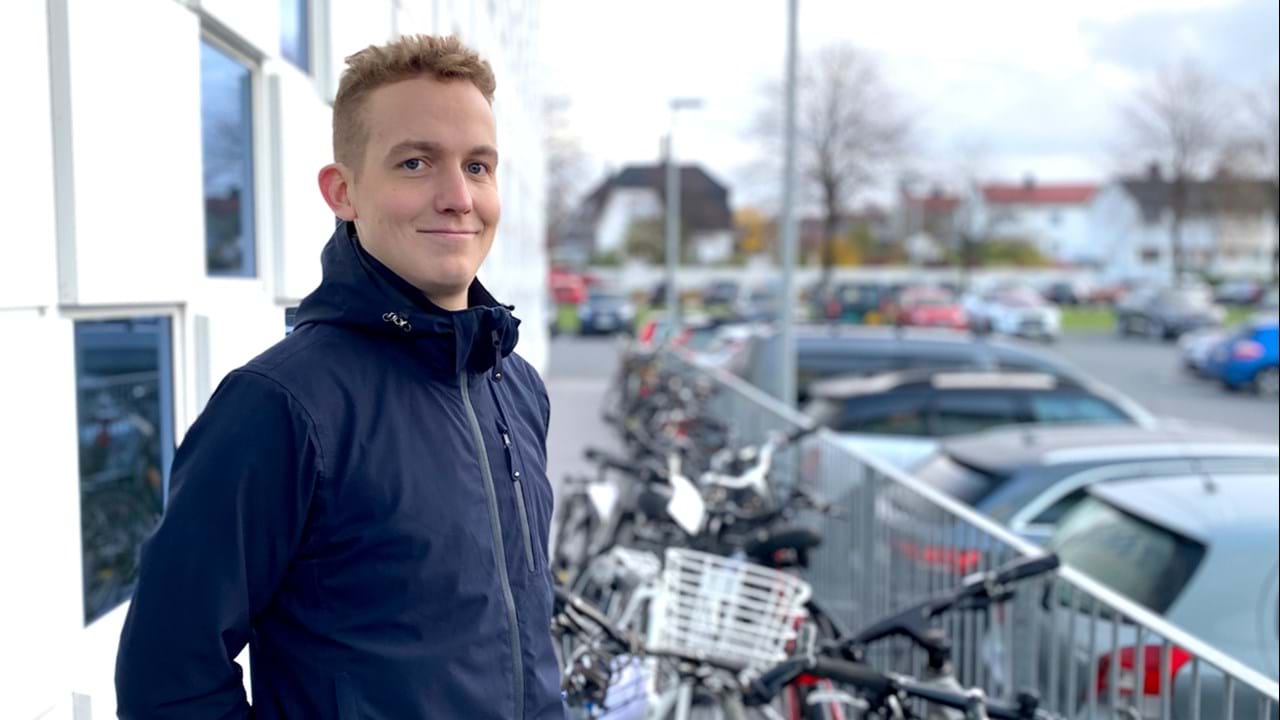 KOMBINERER REISEMÅTER: Regnskapsmedarbeider Aleksander Torp går eller sykler til bussholdeplassen i Fredrikstad, og tar buss videre til kontoret i Sarpsborg.