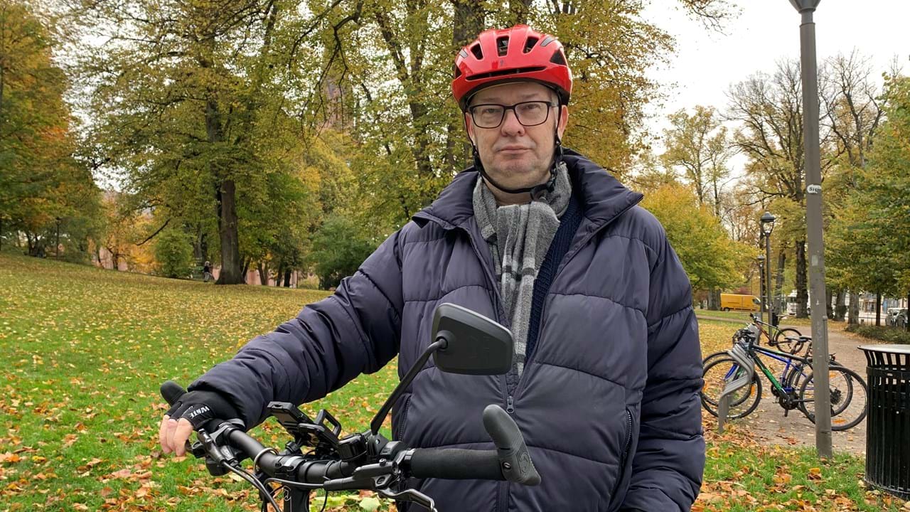 Gunnar Johannessen sykler mye både til jobb og i fritiden. Han anbefaler alle til å kjøpe seg en elsykkel. Foto: Jonas Borge Svendsen